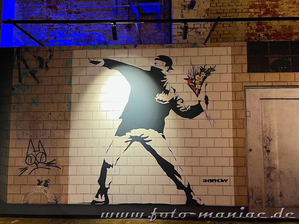 Banksy im Kunstkraftwerk - Steinewerfer wirft einen Blumenstrauß