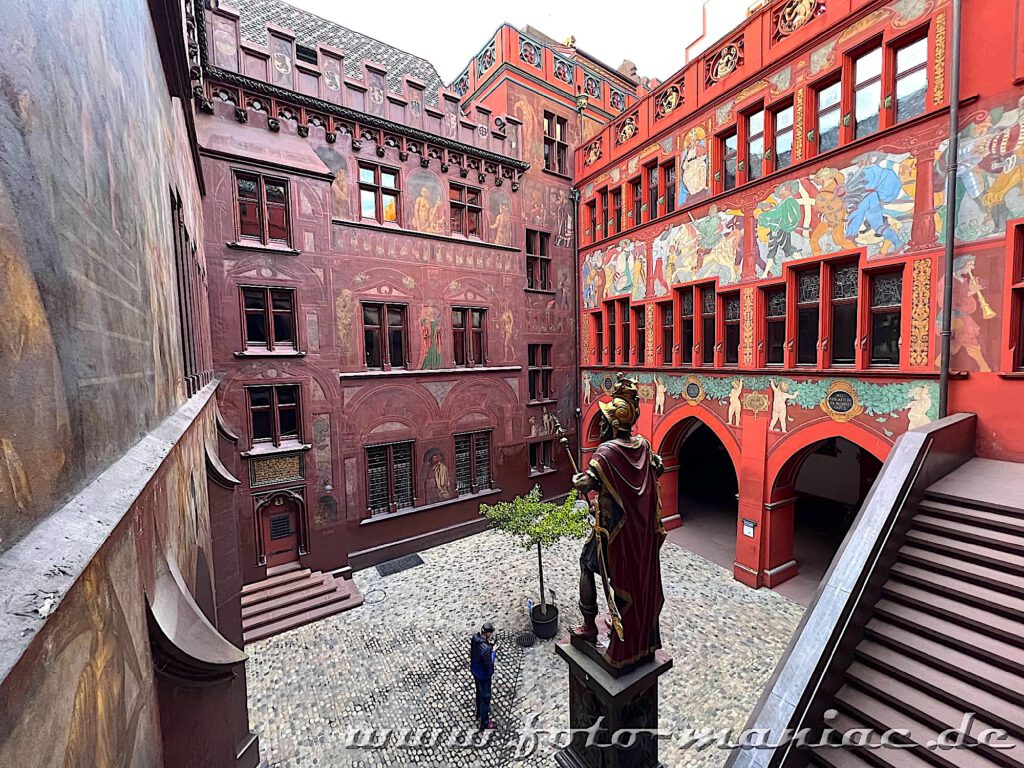 Bummeln durch Basel: Blick in den Innenhof des Rathauses mit seinen Schmuckfassaden