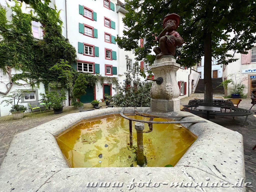 Auf dem Andreasplatz in Basel fällt der Affenbrunnen in den Blick