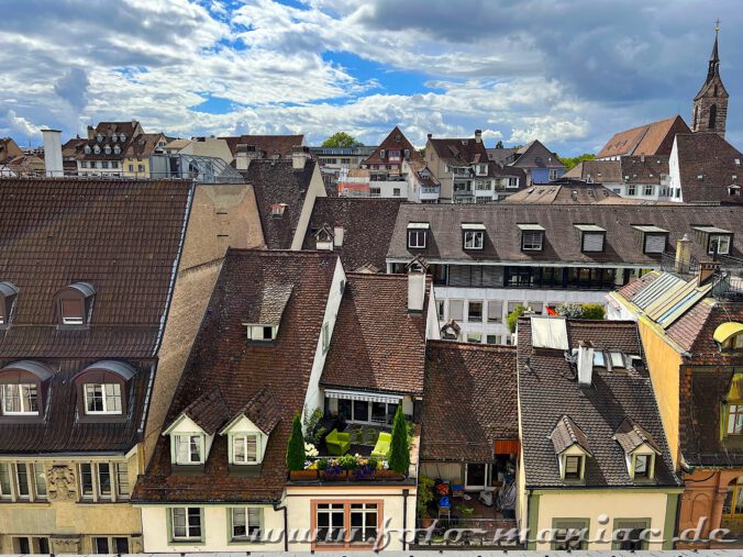 Bummeln durch Basel: Blick auf Dächer in der Altstadt nahe dem Markt