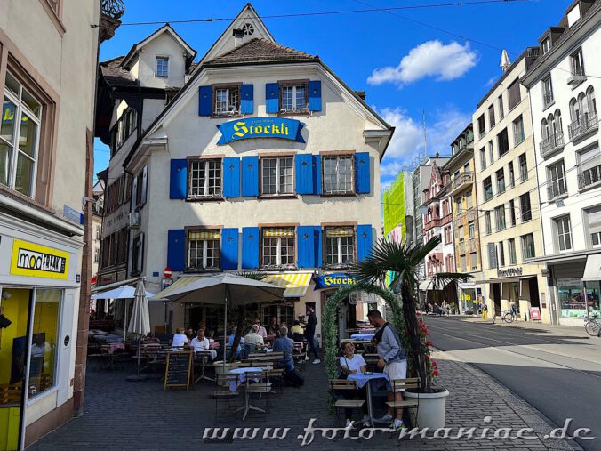 Überall in der Altstadt von Basel locken Lokale und Cafés zur Einkehr