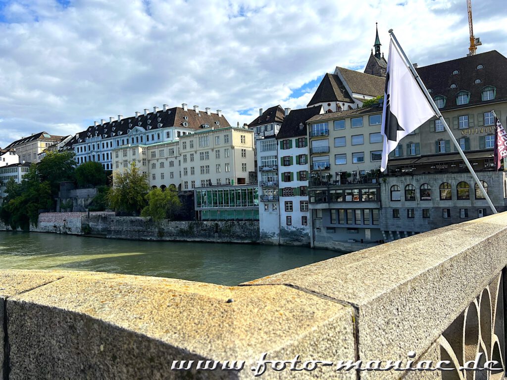 Blick von der Mittleren Rheinbrücke auf die Altstat von Basel