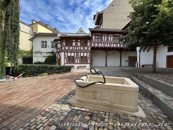 Brunnen mit Schlauch