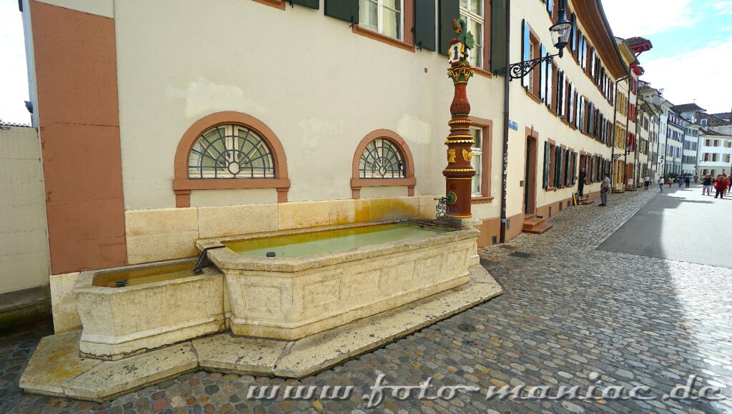 Der Augustinerbrunnen in Basel besteht aus zwei Becken