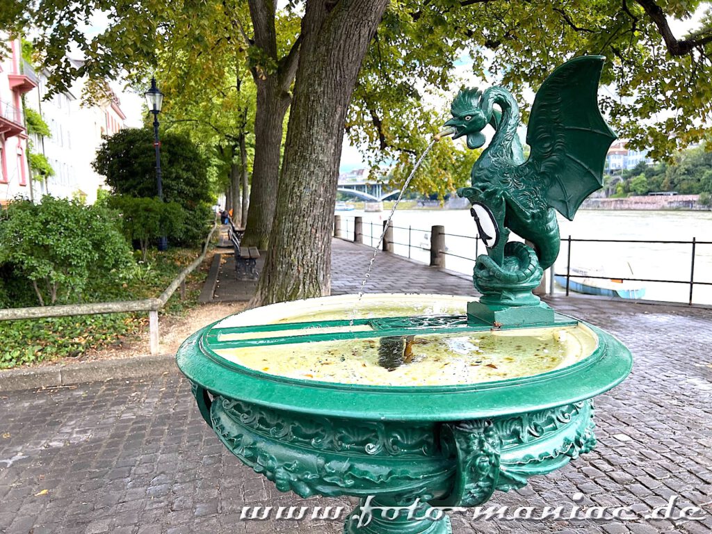 Basilikenbrunnen- die Figur besteht halb aus Drachen, halb aus Hahn