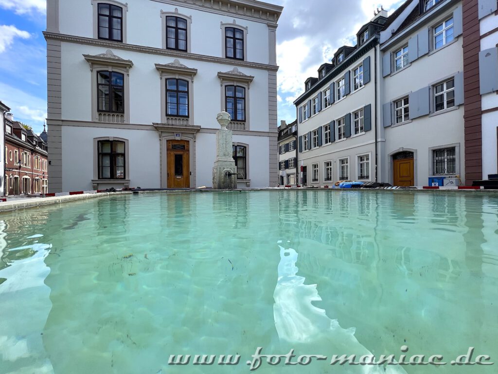 Der Schöneck-Brunnen in Basel ist 5 mal 5 Meter groß und lockt zum Baden