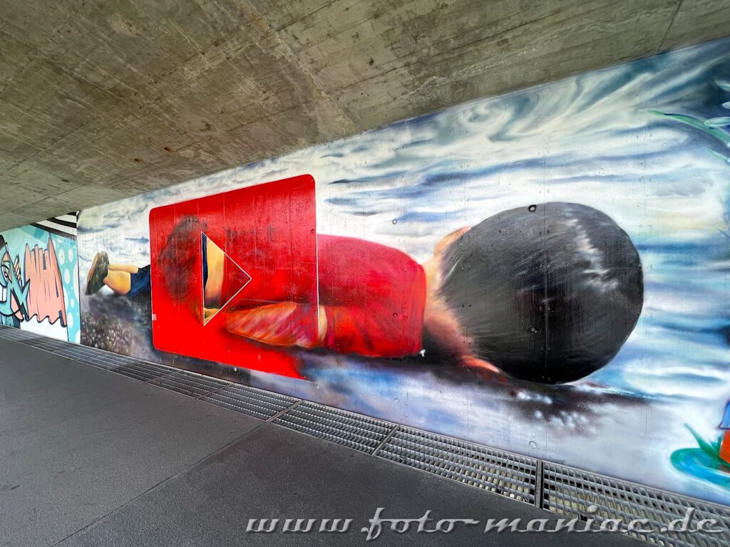 Liegendes Kind - Graffitikunst unter der Schwarzwaldbrücke in Basel