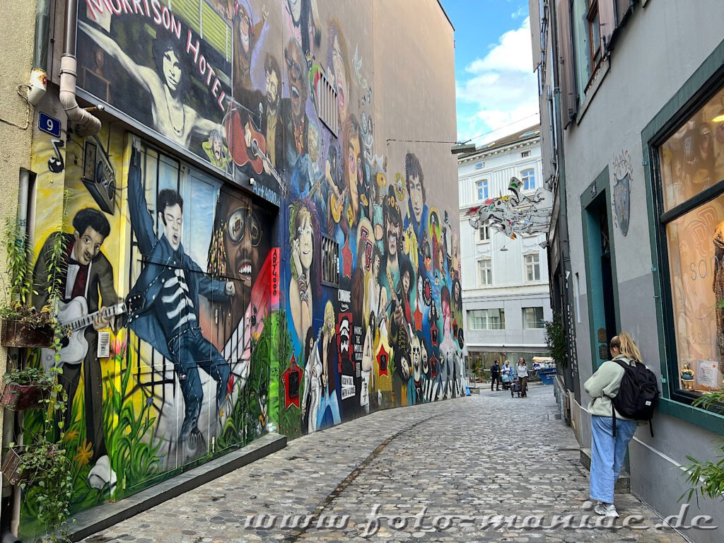 Bummeln durch Basel: Graffitiwand im Gerbergässlein