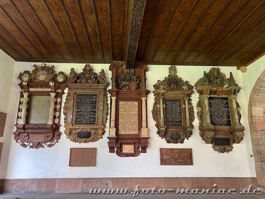 Gedenktafeln im Kreuzgang des Basler Münsters