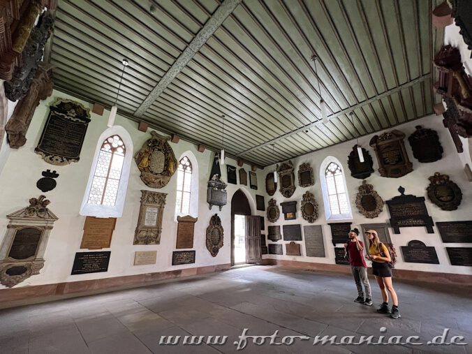 Gedenktafeln an den Wänden im Kreuzgang des Basler Münsters