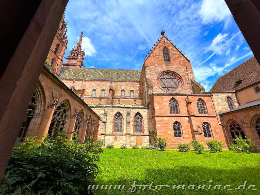 Blick vom Kreuzgang des Münsters auf das Gotteshaus