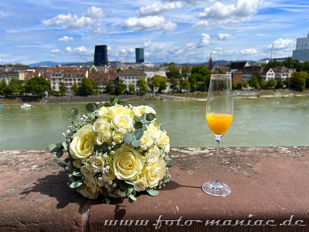 Bummeln durch Basel: Rosenstrauß und Glas auf der Brüstung der Pfalz