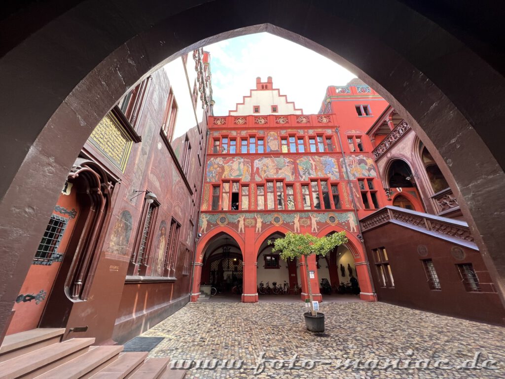 Blick auf die Schmuckfassade im Innenhof des Basler Rathauses