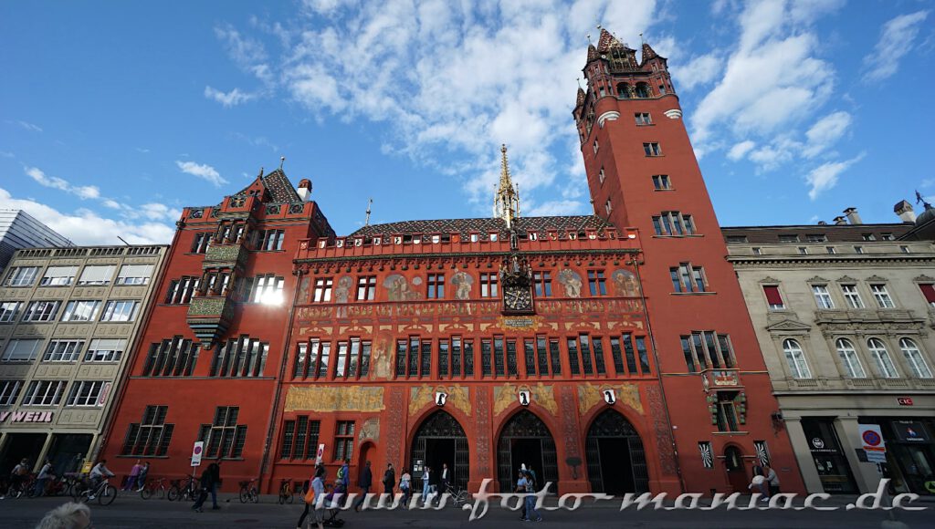 Bummeln durch Basel: Das Rathaus mit seiner sehenswerten Schmuckfassade