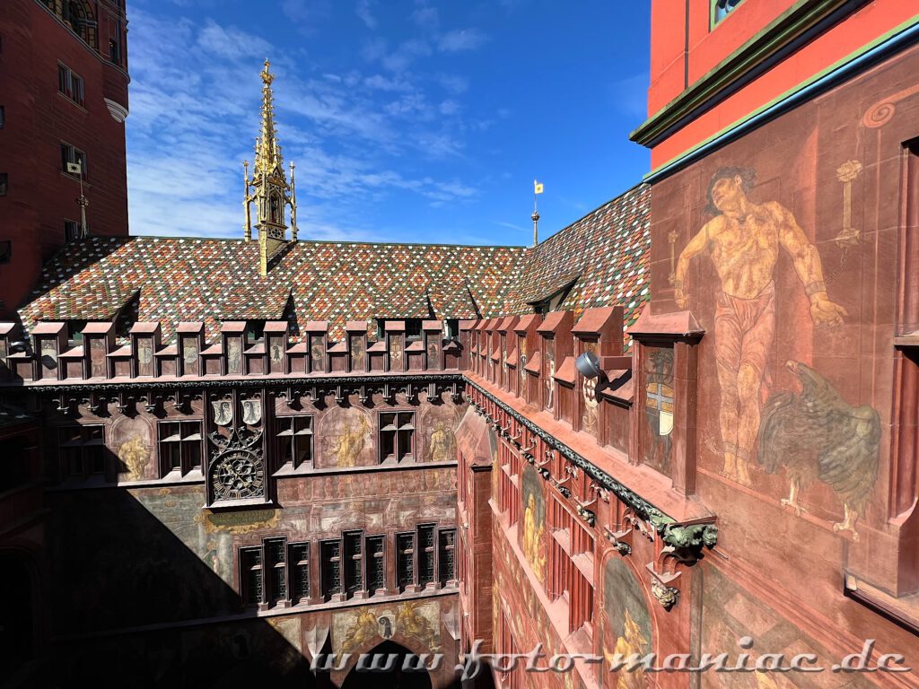 Dekorative Fassadenbemalung im Innenhof des Basler Rathauses