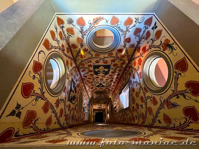 Bummeln durch Basel: Dekorativ gestalteter Lichtschacht im Treppenhaus des Rathauses