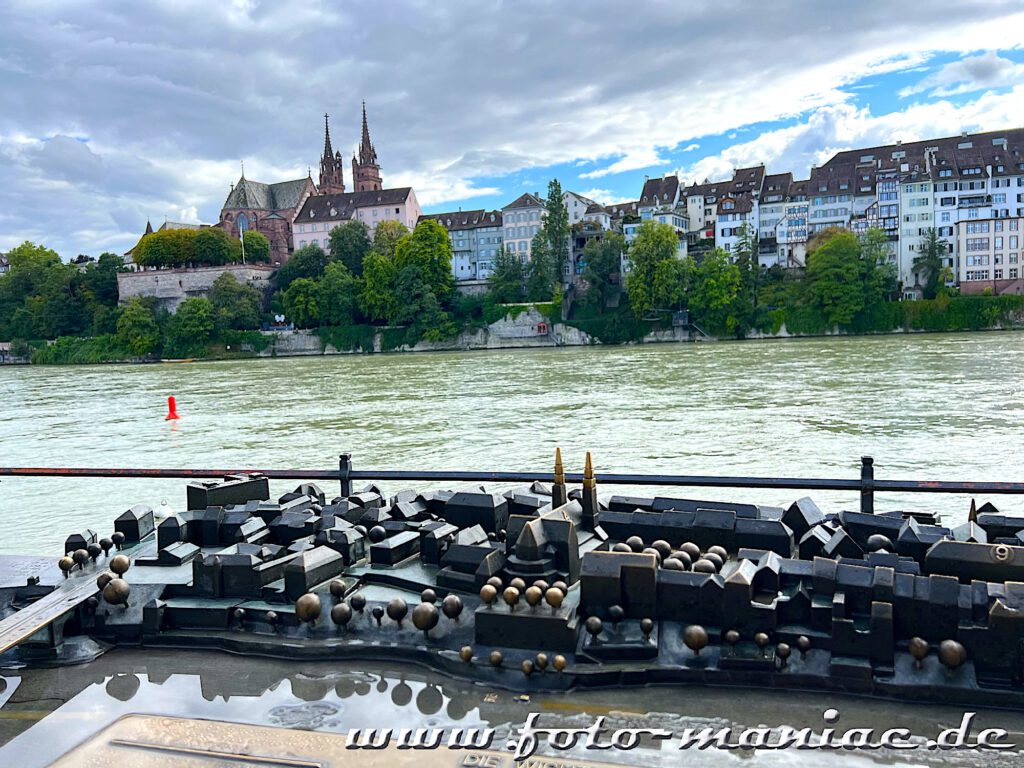 Blick über ein Modell und den Rhein auf das Basler Münster