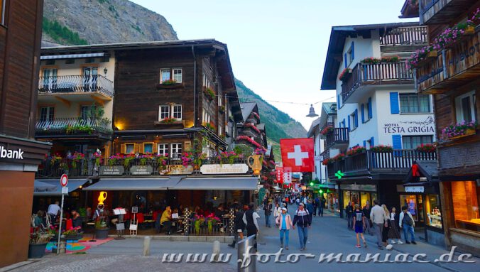 Urlauber laufen durch Zermatt oder sitzen in Restaurants