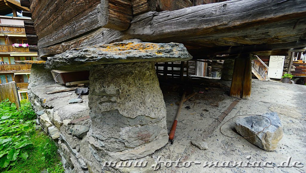Wie riesige Pilze sehen die Stützen aus, auf denen die alten Holzhäuser aus Zermatt stehen