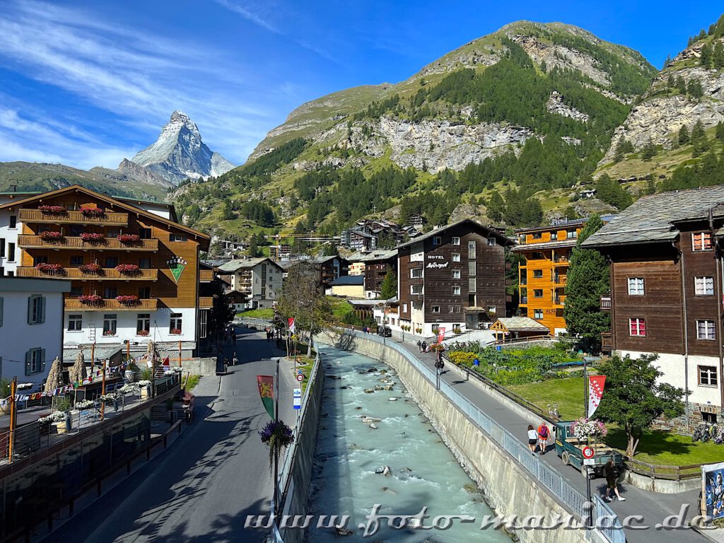 Kaiser von Zermatt: Stromschnelle im schmalen Bach und dahinter das Matterhorn
