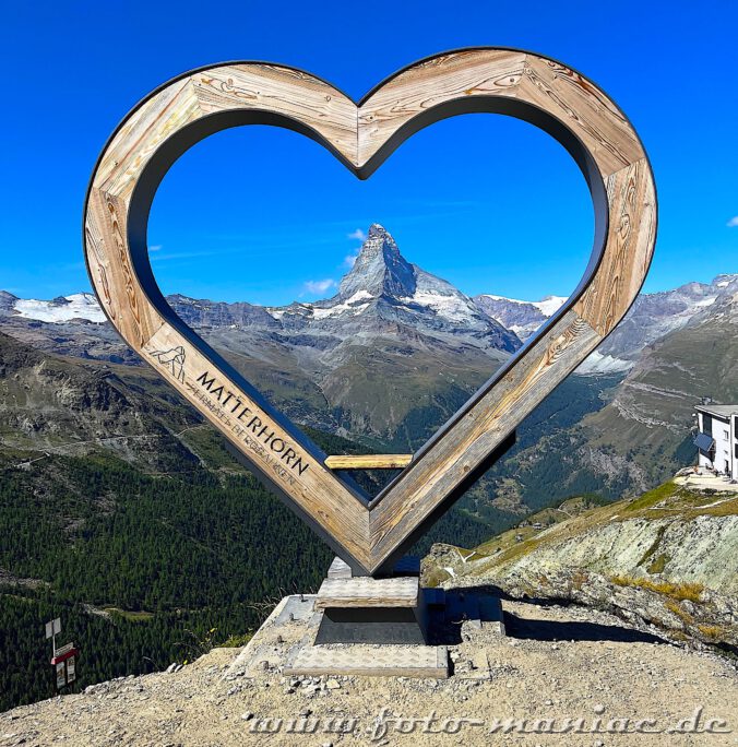 Kaiser von Zermatt: Blick durch ein Holzherz auf dem Blauherd zum Matterhorn