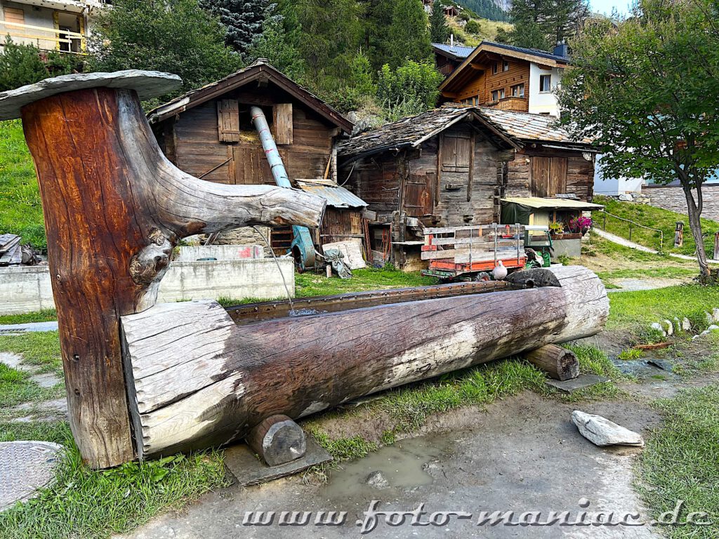 Kaiser von Zermatt: Tränke aus Holz steht vor alten Holzhäusern