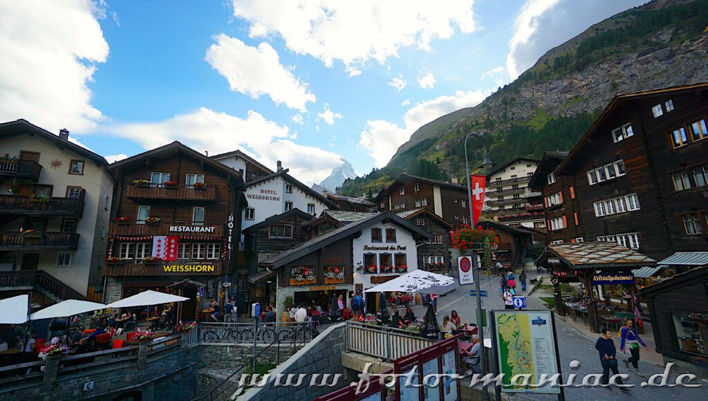 Kaiser von Zermatt: Blick durch den Ortskern Richtung Matterhorn