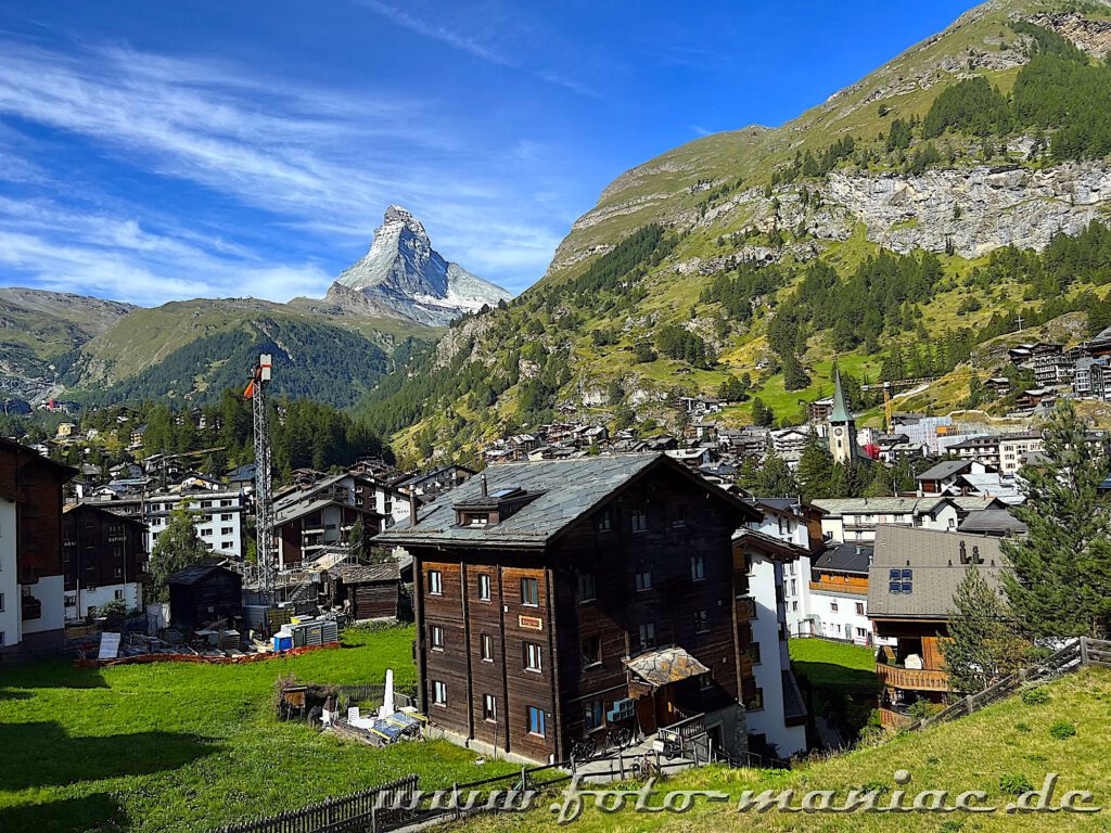 Hinter den Häusern von Zermatt grüßt das Matterhorn
