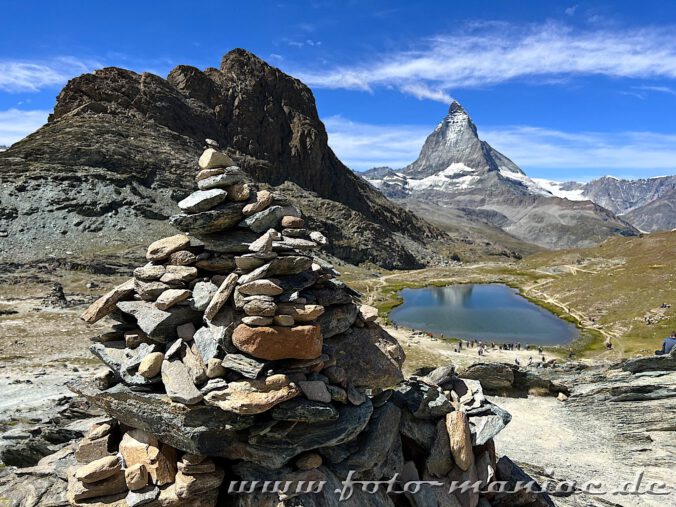 Kaiser von Zermatt: Steinpyramide und das sich im Riffelsee spiegelnde Matterhorn