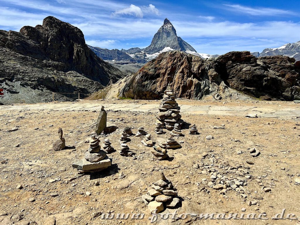 Blick auf das Matterhorn und aufgeschichtete Steine