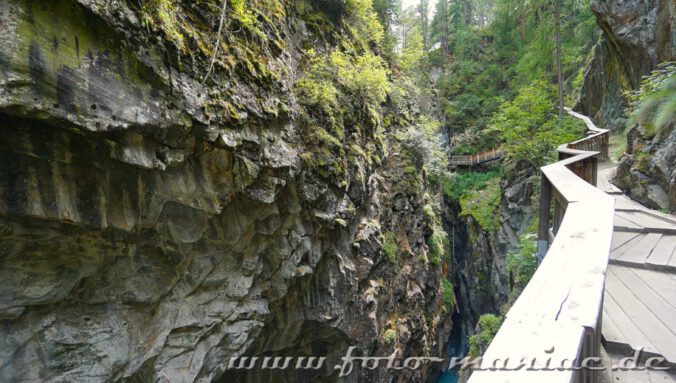 Holzstege im Zickzack durch die Gornerschlucht