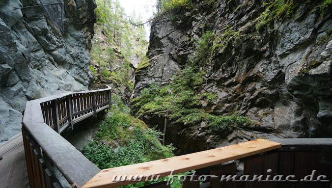 Holzstege schlängeln sich durch die wildromantische Gornerschlucht