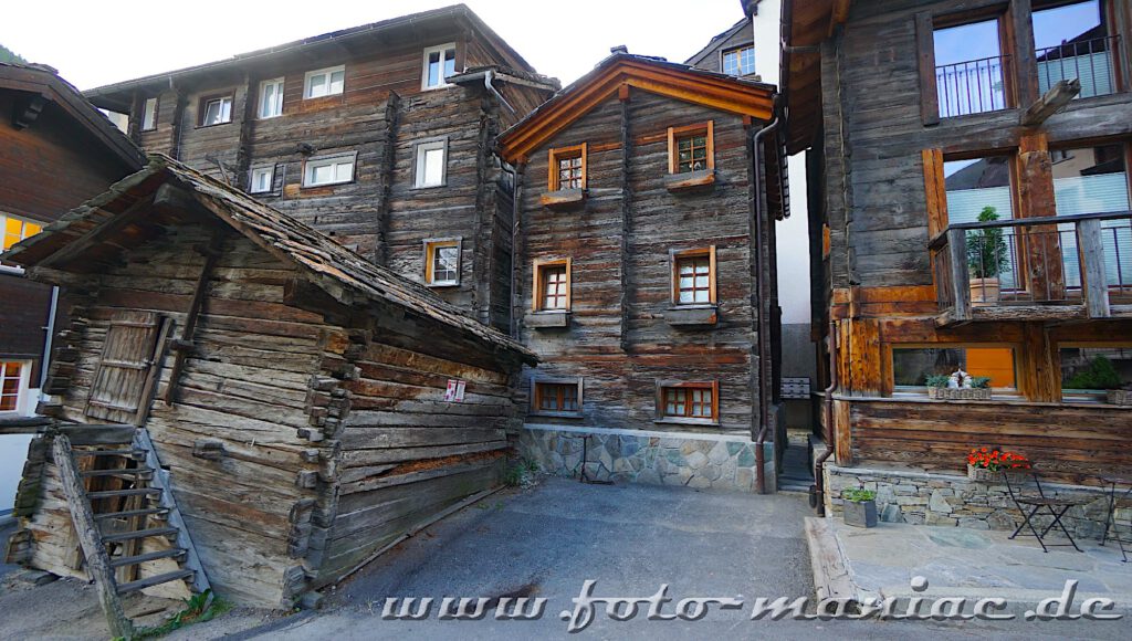 Kaiser von Zermatt: traditionelle Holzhäuser in Hinterdorf
