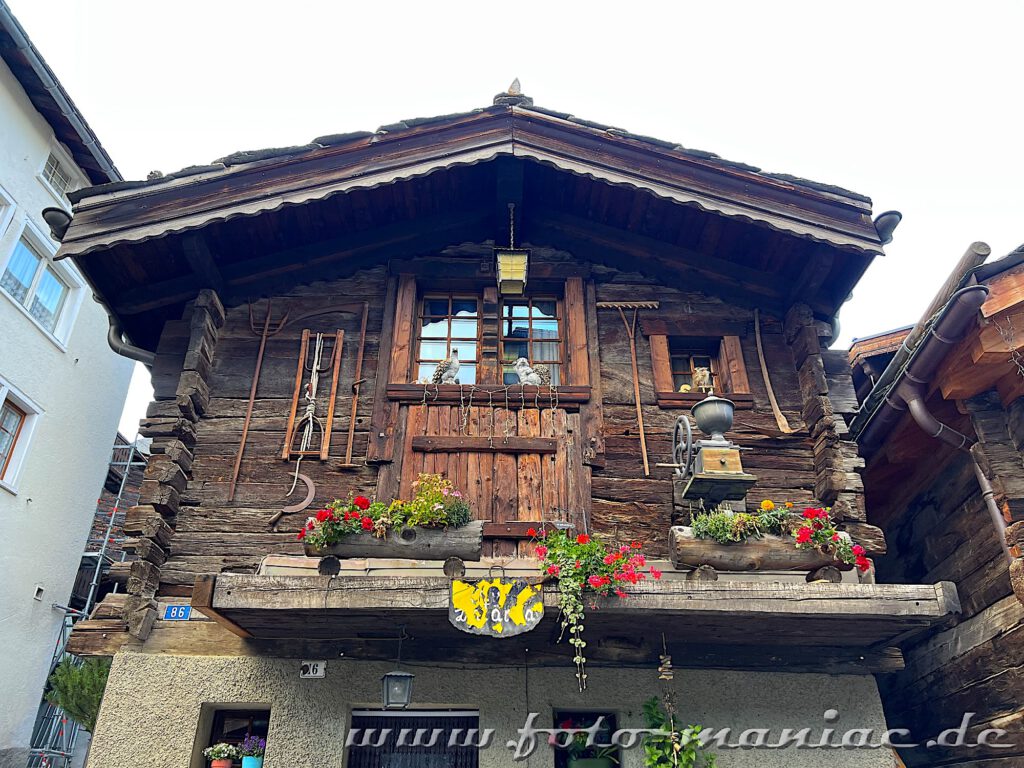 Zünftig sind die Häuser von Zermatt dekoriert