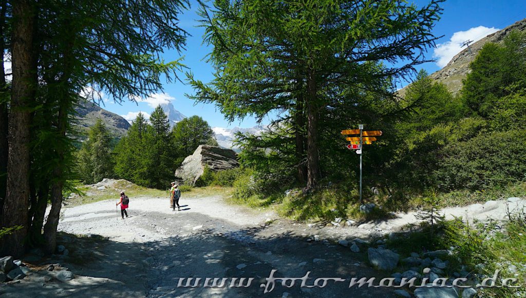 Gut ausgeschildert - der Fünf-Seenweg in der Zermatter Bergwelt