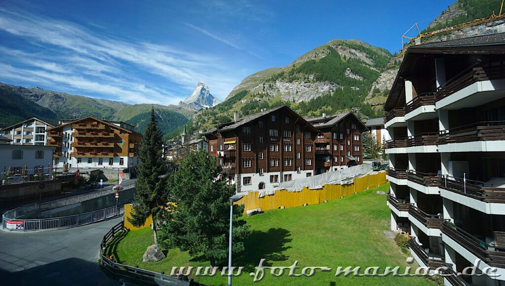 Überall im Dorf stehen Hotels und von allen Seiten grüßt der Kaiser von Zermatt - das Matterhorn