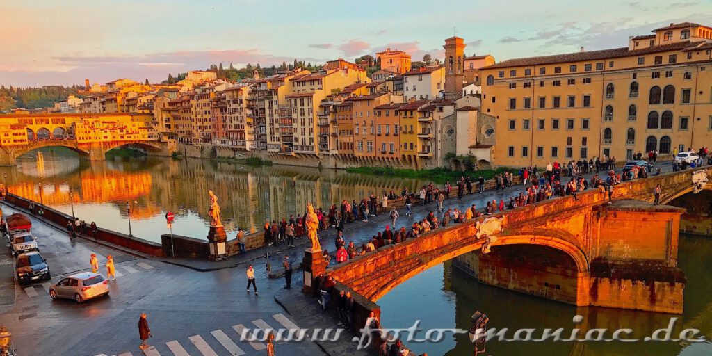 Kurzreise nach Florenz: Blick auf die Ponte Trinita und die Ponte Vechhio im Abendrot