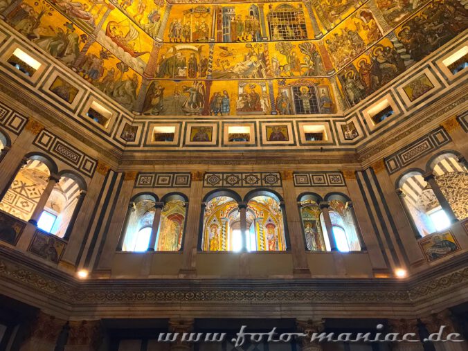Prachtvolle Bemalung der Kuppel des Baptisteriums in Florenz