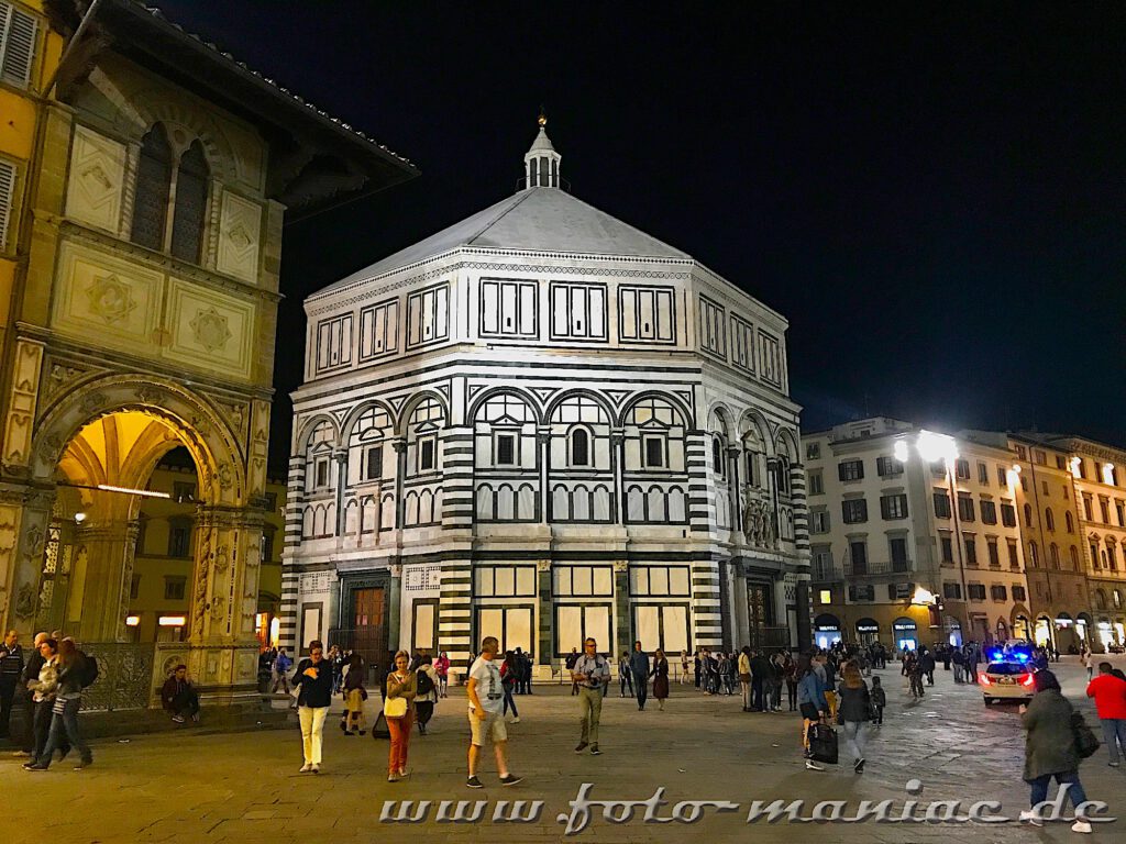 Gegenüber dem Dom von Florenz steht das mit Marmorplatten bedeckte Baptisterium San Giovanni