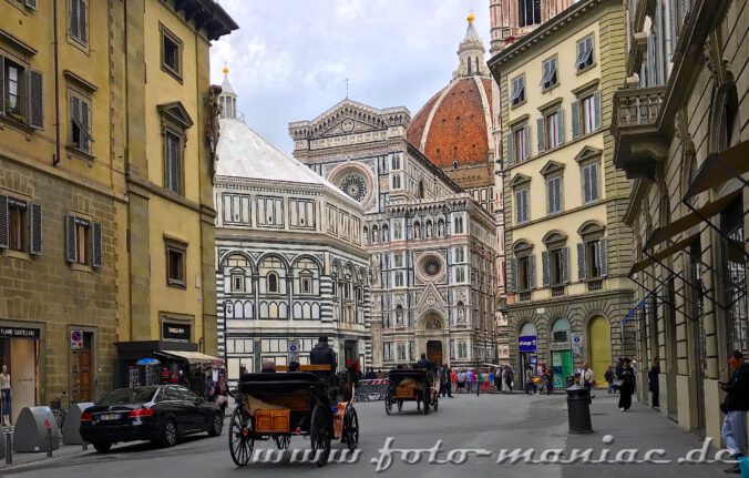 Krzreise nach Florenz: Hinter dem Baptisterium grüßt der weltberühmte Dom