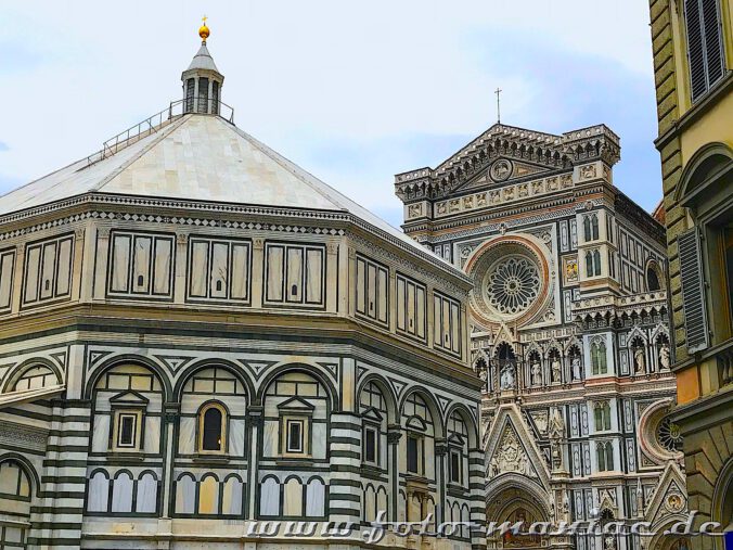 Hinter dem Baptisterium lugt die Fassade des Florentiner Doms hervor