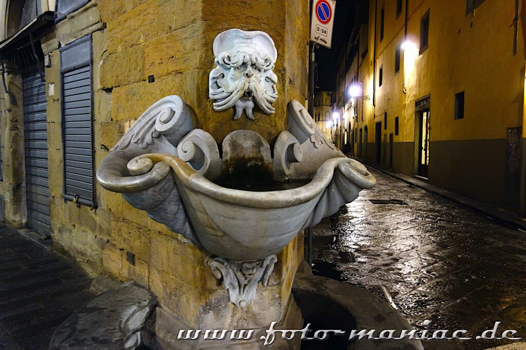 Kurzreise nach Florenz: ein alter Brunnen an einer Straßenecke