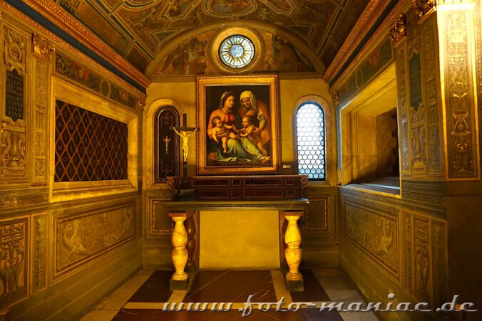 Blick in die kleine Cappella dei Priori im Palazzo Vecchio in Florenz