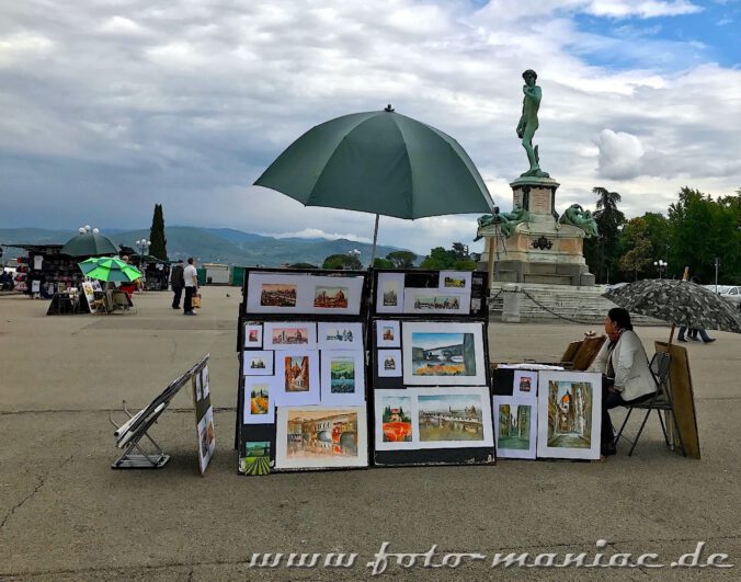 Bilderverkäuferin auf der Piazzale Michelangelo unweit einer David-Kopie
