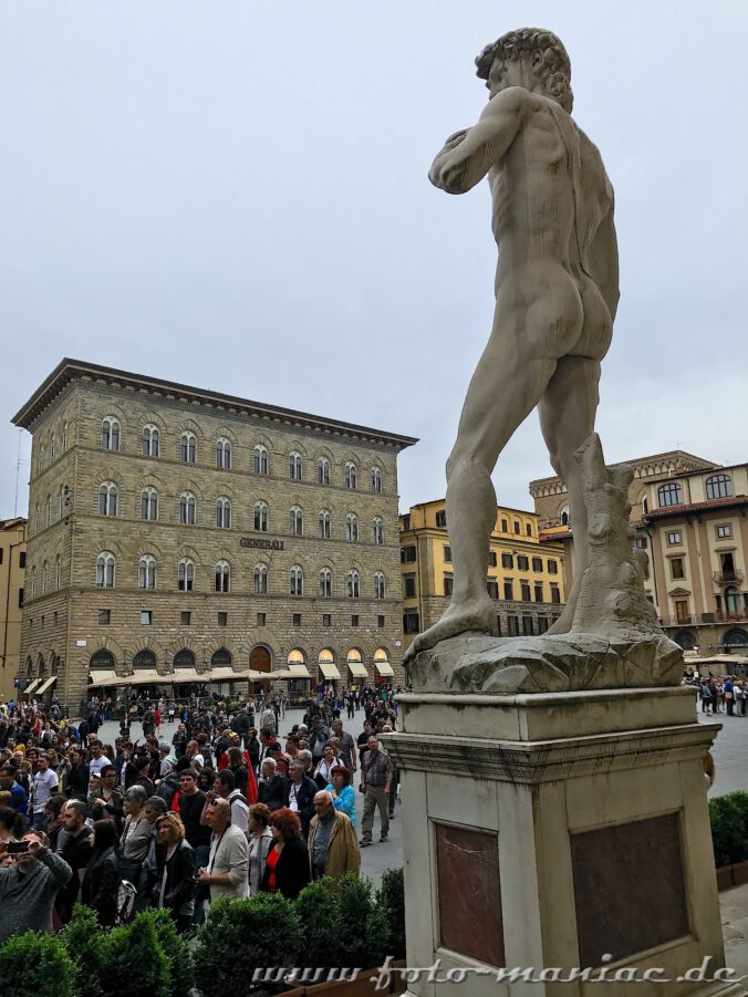 Zu Füßen der David-Skulptur wuseln die Florenz-Touristen