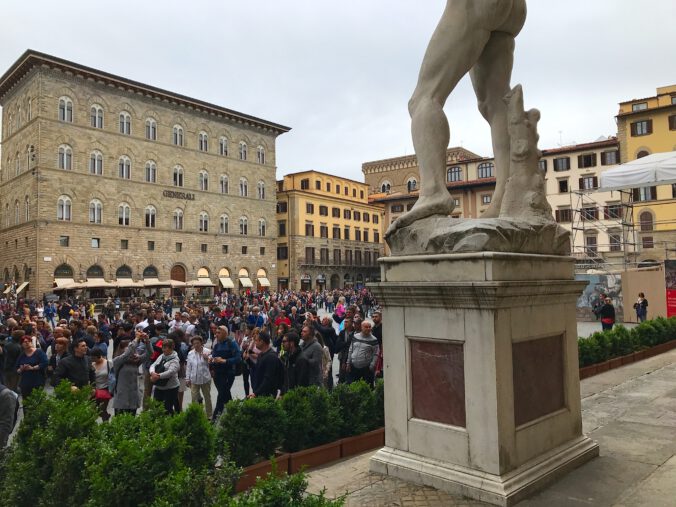Kurzreise nach Florenz: Touristen auf der Piazza della Signoria zu Füßen der David-Statue