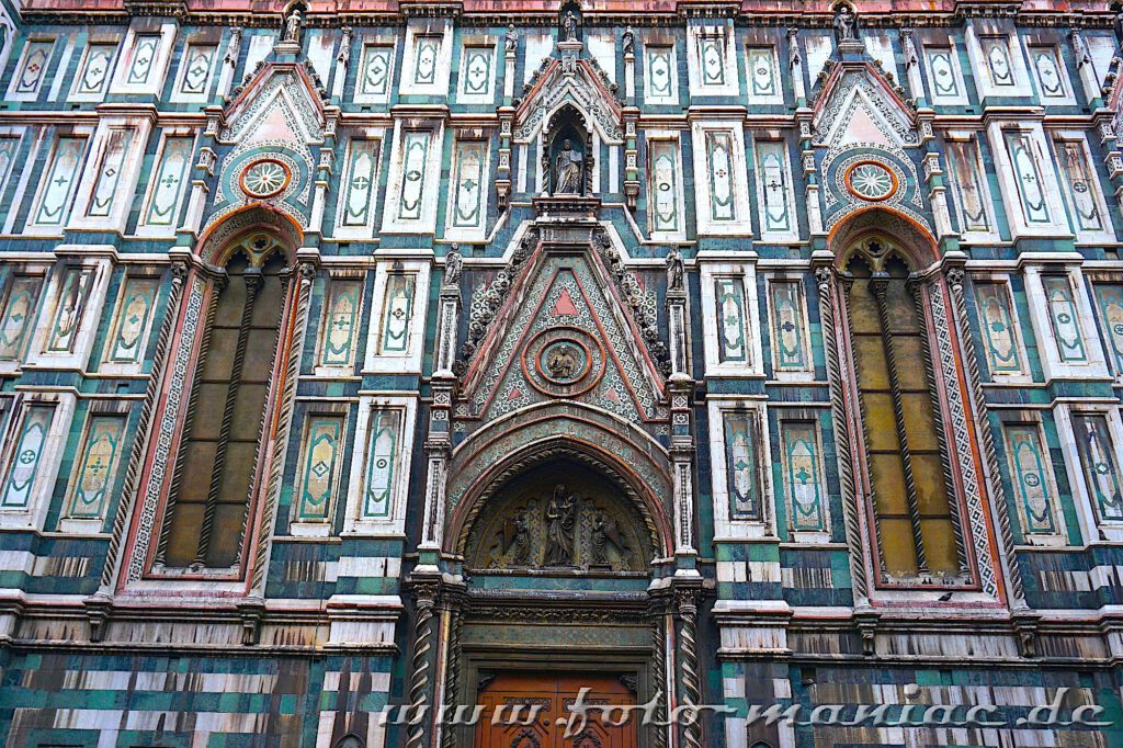 Kurzreise nach Florenz: Die filigrane Fassade des berühmten Doms besteht aus farbigen Mrmar