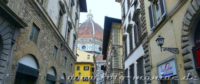 Kurzreise nach Florenz: Die Domkuppel zwischen Gebäuden