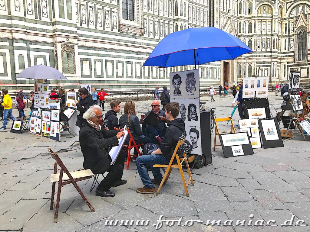 Kurzreise nach Florenz: Auf dem Domplatz porträtieren Künstler die Touristen
