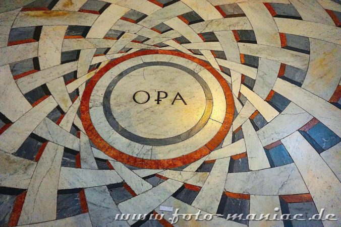Schöne Ornamente schmücken den Boden des Doms von Florenz